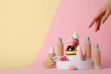 Kozmetik kavramı ve makyaj aksesuarları - temel, metin için alan