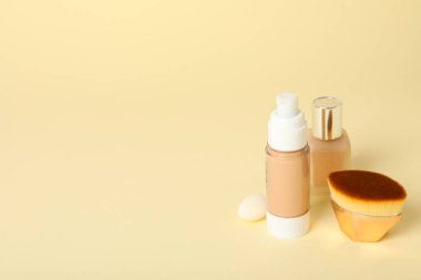 Kozmetik kavramı ve makyaj aksesuarları - temel, metin için alan