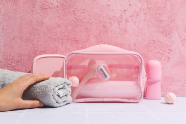 Farklı tuvalet ve aksesuarlar için tuvalet çantası.