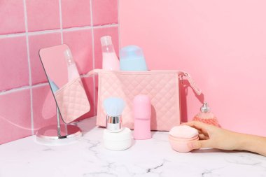 Farklı tuvalet ve aksesuarlar için tuvalet çantası.