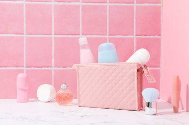 Farklı tuvalet ve aksesuarlar için tuvalet çantası.