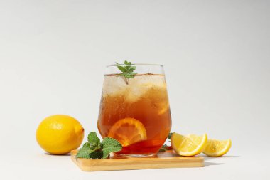 Buzlu çay. Sıcak yaz havasında ferahlatıcı bir içecek.