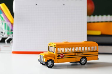 Okul aksesuarları ile okul eğitimi kavramı, metin için alan