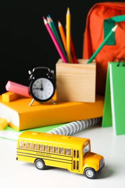 Okul aksesuarları ile okul eğitimi kavramı