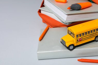 Okul aksesuarları ile okul eğitimi kavramı, metin için alan