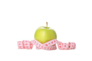 Beyaz arka planda izole edilmiş elma ve mezura ile kilo kaybı kavramı