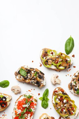 Kızarmış sebzeli tost, mesaj için yer.