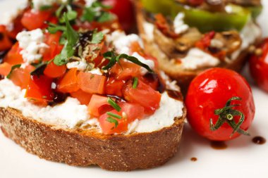 Lezzetli ızgara sebzeli tost, lezzetli aperatif konsepti.