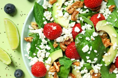 Lezzetli yemek kavramı, çilekli salata