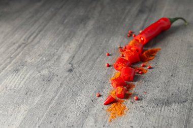 Sıcak ve baharatlı malzemeler kavramı - kırmızı acı biber