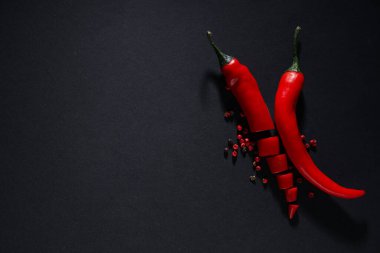 Sıcak ve baharatlı malzemeler kavramı - kırmızı acı biber