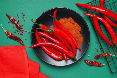 Sıcak ve baharatlı malzemeler kavramı - kırmızı acı biber