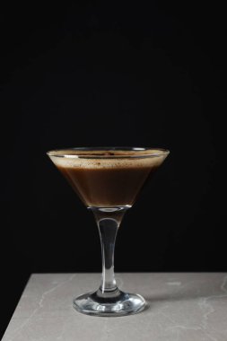 Espresso martini kokteyli, lezzetli alkol içeceği, tatlı kokteyli.