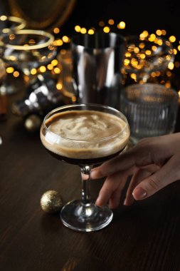 Espresso martini kokteyli, lezzetli alkol içeceği, tatlı kokteyli.