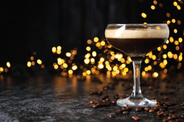 Espresso martini kokteyli, lezzetli alkol içeceği, mesaj atmak için yer.