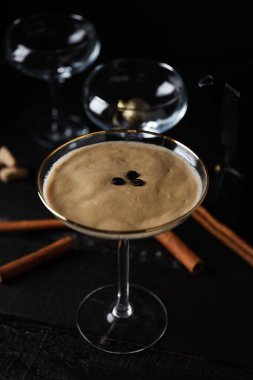 Espresso martini kokteyli, lezzetli alkol içeceği, tatlı kokteyli.
