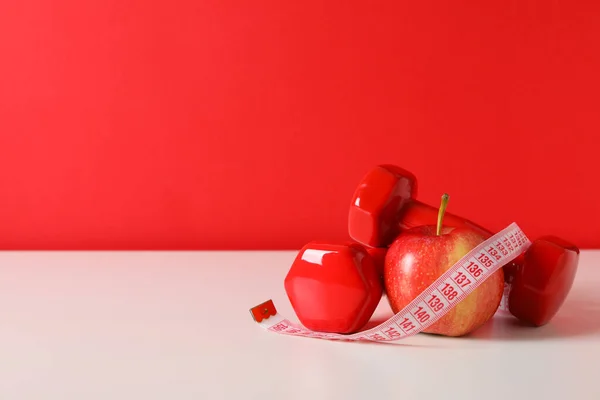 Pojęcie Odchudzania Zdrowego Odżywiania Jabłkiem Taśmą Pomiarową — Zdjęcie stockowe