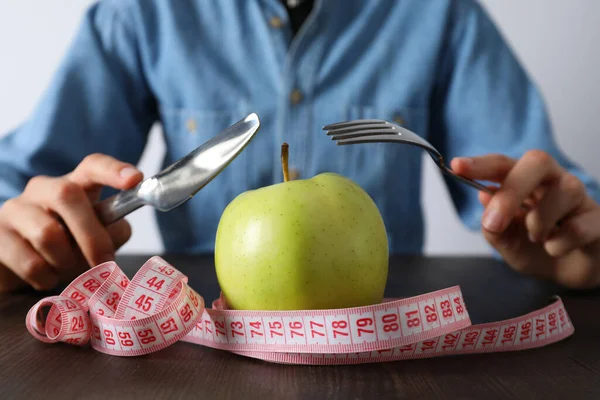 Begreppet Viktminskning Och Hälsosam Kost Med Äpple Och Måttband — Stockfoto