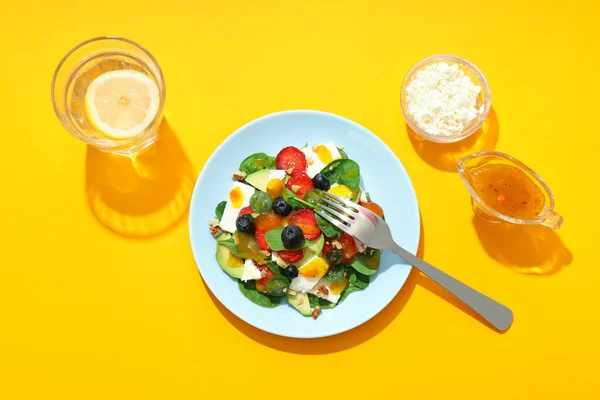 Lezzetli Yemek Kavramı Çilekli Salata Üst Manzara — Stok fotoğraf