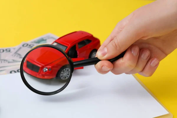 玩具车购车及保险的概念 — 图库照片