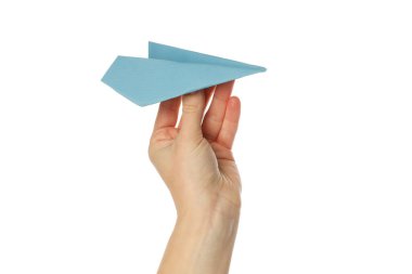 Beyaz arka planda izole edilmiş kağıt uçaklı bir kadın el.