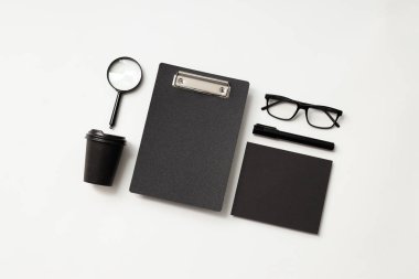 Mockup daire beyaz arka planda farklı ofis aksesuarları ile yatıyordu