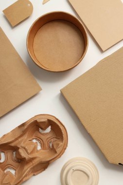 Beyaz arkaplanda yiyecek teslimatı için tek kullanımlık boş sofra takımı