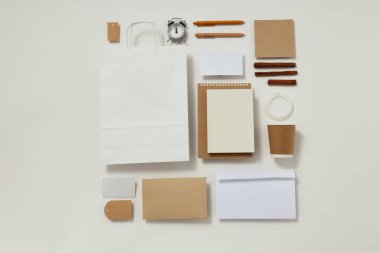 Mockup daire beyaz arka planda farklı ofis aksesuarları ile yatıyordu