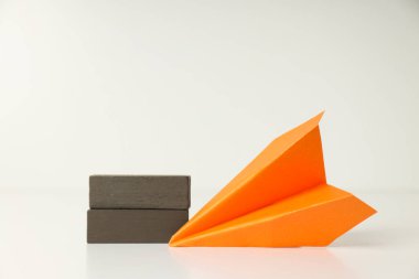 Beyaz masa üzerinde kağıt uçak ile iş, başlangıç ve sponsorluk kavramı