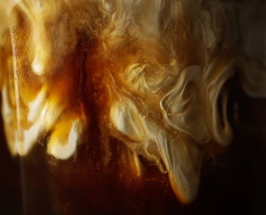 Buzlu kahve, yakın çekim, ferahlatıcı soğuk içecek.