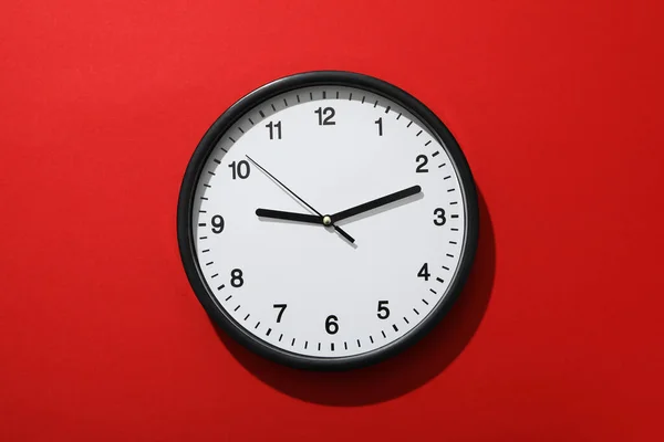 红色背景上带有时钟的时间变化概念 — 图库照片