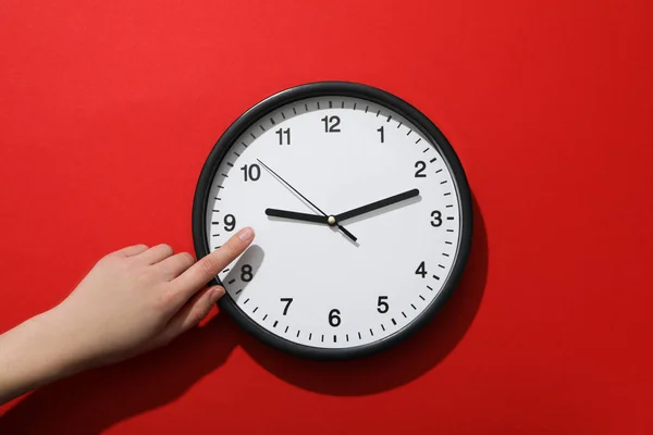 红色背景上带有时钟的时间变化概念 — 图库照片