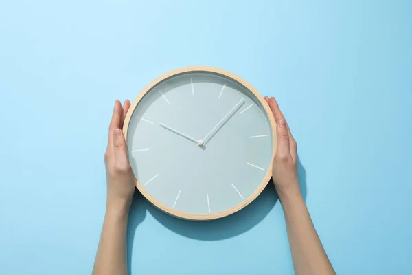 青を背景に時計で時間変化の概念 — ストック写真