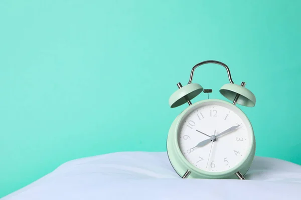 睡眠の概念と目覚まし時計で目を覚ます — ストック写真