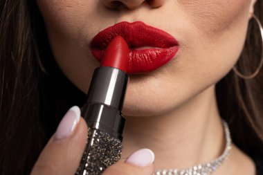 Rujlu genç bir kadının yüzü, yaklaş.