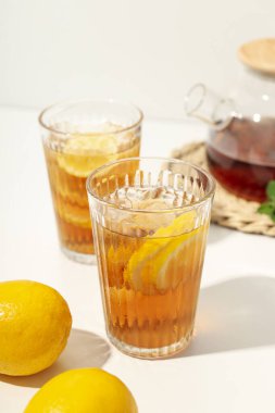 Buzlu çay. Sıcak yaz havasında ferahlatıcı bir içecek.