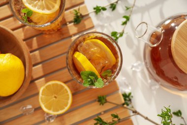 Buzlu çay. Sıcak yaz havasında ferahlatıcı bir içecek.