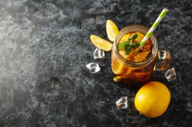 Buzlu çay. Sıcak yaz havasında ferahlatıcı bir içecek.