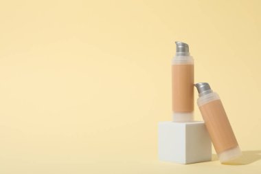 Kozmetik kavramı ve makyaj aksesuarları - temel, metin için alan