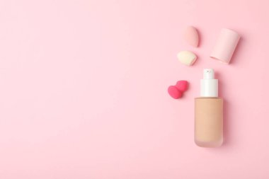 Kozmetik kavramı ve makyaj aksesuarları - temel, metin için alan