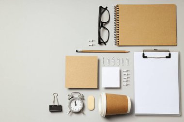 Mockup dairesi açık gri arka planda farklı ofis aksesuarları ile yatıyordu