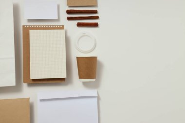 Mockup daire beyaz arka planda farklı ofis aksesuarları ile yatıyordu