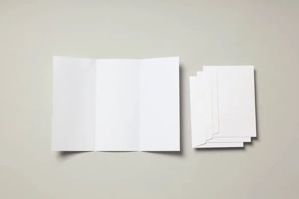 Prázdný Bílý List Obálky Světle Šedém Pozadí — Stock fotografie