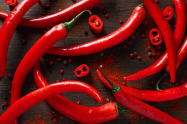 Sıcak ve baharatlı malzemeler kavramı - kırmızı acı biber