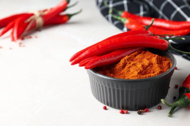 Sıcak ve baharatlı malzemeler kavramı - kırmızı acı biber