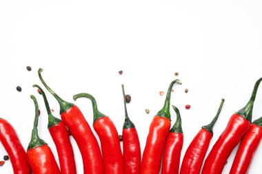 Sıcak ve baharatlı malzemeler kavramı - kırmızı acı biber