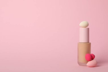 Kozmetik kavramı ve makyaj aksesuarları - temel, metin için alan