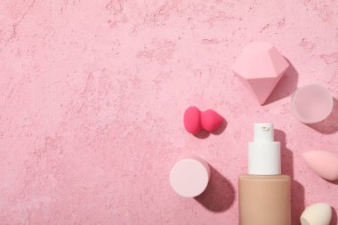 Kozmetik kavramı ve makyaj aksesuarları - temel, metin için alan