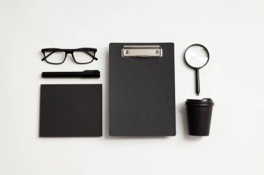 Mockup daire beyaz arka planda farklı ofis aksesuarları ile yatıyordu