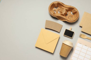 Açık gri arkaplanda el işi aksesuarları olan düz maket.